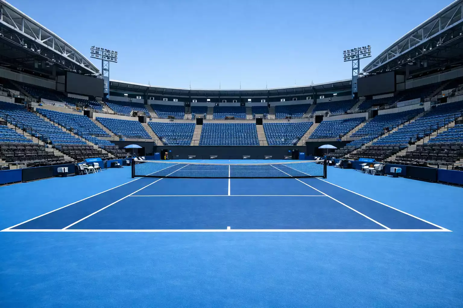 Campo da tennis in cemento blu durante un torneo professionale